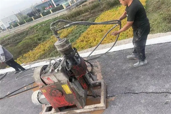 三家镇马路面下沉注浆加固